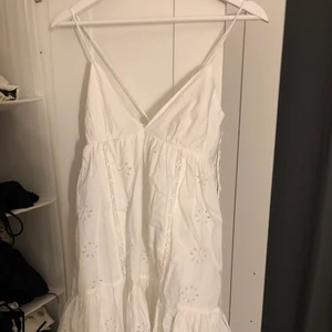 Klänning zara - Populär Klänning från zara som alldrig är använd och prislappen sitter kvar! 💞   