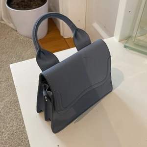 Väska - Jag säljer en jättefin väska från Zara. Den är perfekt nu till hösten och är snygg till flesta outfits. Den är i bra skick och har ett band till.