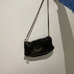 Zadig & Voltaire väska  - Zadig väska, köpt på plick. Använd men använd sparsam. Inga defekter. 300 kr eller bud, köparen står för frakten. TRYCK INTE PÅ KÖP NU💘