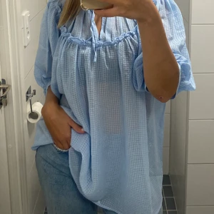 Tröja från Lindex - Blå genomskinlig tröja från Lindex Storlek: M