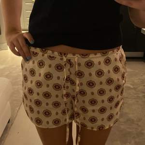 Super fina pyjamas shorts från märket Etam❤️Super fint och gulligt mönster😍😍köpta i somras men var tyvärr lite för små för mig!