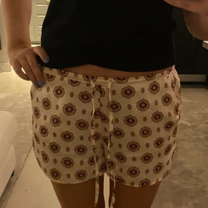 Mysshorts - Super fina pyjamas shorts från märket Etam❤️Super fint och gulligt mönster😍😍köpta i somras men var tyvärr lite för små för mig!