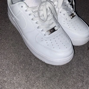 Air force 1, Dam, Storlek 39.  - Inget fel på skorna. Köpte skorna i storlek 39 med hopp om att de skulle passa. Skorna har endast används en gång. 