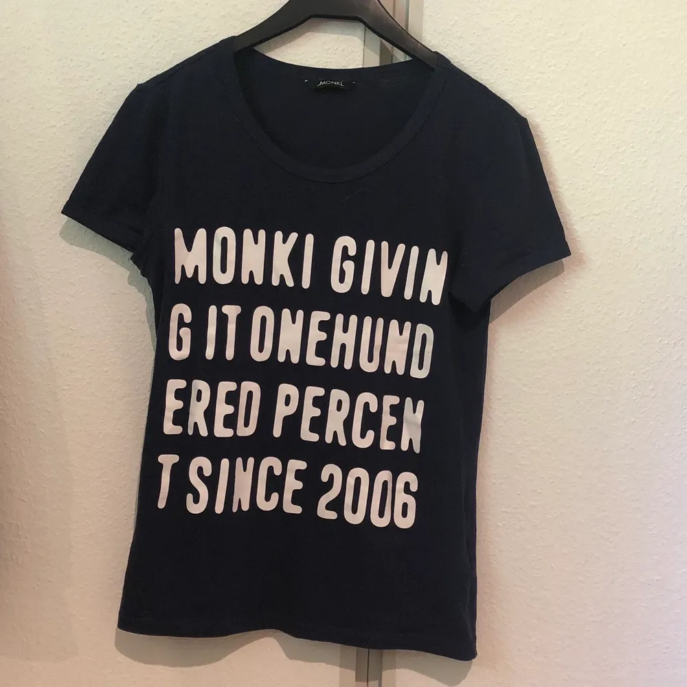Från Monki, sitter som en S. 10kr + 26kr frakt !. T-shirts.
