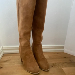Boots  - Säljer dessa as snygga boots då jag inte kan gå i klackar. De är använda en gång så de är i nytt skick! Köparen står för frakt 💕