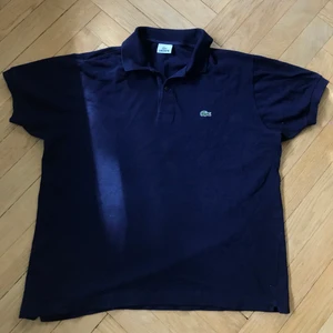 Lacoste piké - Snygg mörkblå baggy lacoste pike, bra skick