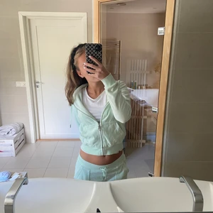 Juciy Cutore Set - Säljer detta superfina mint gröna juicy settet. Slut på hemsidan även använt väldigt få gånger. Ena fickans knapp går inte att knäppa men själva knappen sitter fortfarande kvar, skriv för fler bilder!😊Frakt tillkommer även💗 