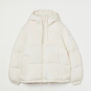 Vit jacka  - Lägger ut  denna fina jackan i st xs igen  perfekt nu till vintern och den är knappt använd😍 Tryck inte på köp direkt tack✨    