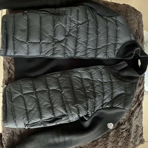 Moncler cardigan - säljer min killes Moncler cardigan i storlek M men passar även S. Äkta men tyvärr inget kvitto men finns scan osv. Säljer den billigt pga ganska använd men i bra skick och jag behöver pengar så snabbt som möjligt. Pris kan diskuteras vid snabb affär.  