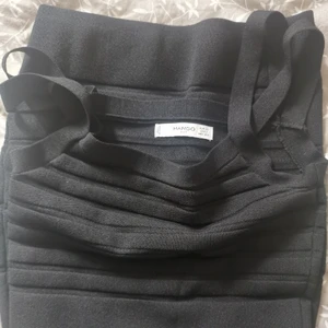 Mango suits klänning - Som ny, knappt använd förutom testat. Klänningen är jättesnygg och forma kroppen bra. Storlek XS. 