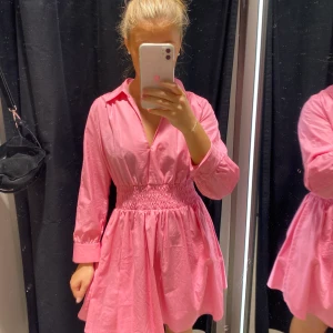 Klänning - Fin klänning från zara, använd fåtal gånger! Köpare står för frakt💗(ops, kort i längden!) 