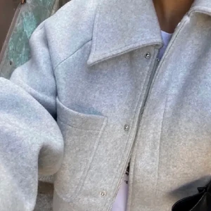 Kappa från NAKD - BUD PÅ 900!! Jättefin grå kappa från Nakd💓 helt slutsåld och så populär! Perfekt nu som höstjacka då den är rätt tjock. Skriv privat för egna bilder! 