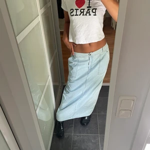 Lång jeanskjol - Säljer denna perfekta långa jeanskjolen som sitter asnajs lowaisted . Skriv privat för mått på kjolen eller några andra frågor❤️ den är en storlek 42 men passar mig med 36 (lågmidjat). 🙌fraktar och möts upp✌🏻 först till kvarn!