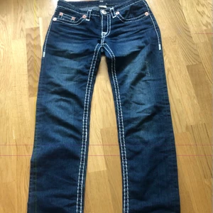 trueys  - true religion jeans med vita sömmar, strl 29. har endast använt dem två gånger och dem är nästan helt nya💟