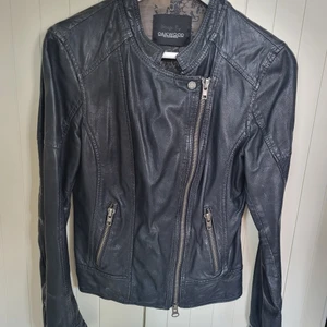 Skinnjacka - Äkta skinnjacka i en mörkblå färg. Strl S. Som ny men skinnet ser lite "slitet"  ut, vilket det ska va. 