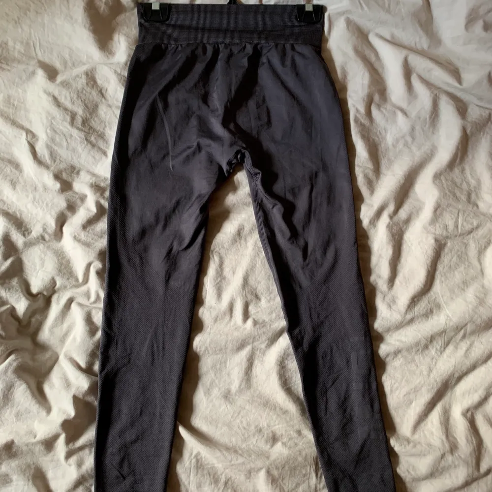 Ett par helt nya tights, köpta och glömda i garderob. St M . Jeans & Byxor.