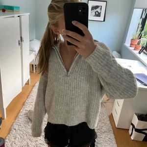 Stickad tröja  - Säljer denna tröja från hm! Superfint skick och så mysig! Är i storlek M men passar XS-M💘 frakt tillkommer 