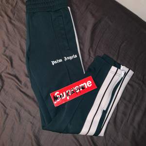 Palm angels track pants Size S Är 180 & väger 65 och dom passar (fit pick i Pm) Pris 2399kr inkl frakt Cond 9/10 Affären sköts i PM och inte genom plick (Swish)