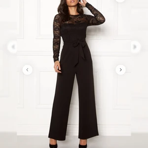 Amalia Jumpsuit Black HAPPY HOLLY - Använd 2ggr fint skick Ordinare pris:499kr Mitt pris: 100kr
