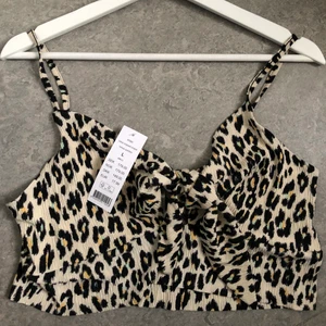 Gina tricot topp i strl L. - Leopardmönstrad topp från Gina tricot i strl L. Passar mig som har bh storlek 80D. Helt ny, aldrig använd. Säljer för att den inte kommer till användning. Prislappen finns kvar.💗 Nypris 179kr. Säljer för 100+30kr frakt🫶🏼
