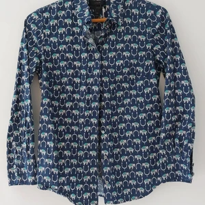 Skjorta - Mörkblå skjorta med elefanter på. Köpt secondhand men oanvänd därefter.