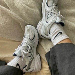 New balance 530  - HELT NYA new balance 530 strl 40🪴🪴 Aldrig använda då jag har ett annat  par, tänkte spara fom men någon annan kan ge dom mer kärlek  Sko kartongne är kvaf o allt, nypris 2000kr 🌼🌼 kan gå med på lägre pris!!