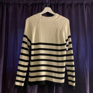 Randig tröja från Åkersberga secondhand - Osäker vart den kommer ifrån Använd fåtal gånger  9kr + frakten