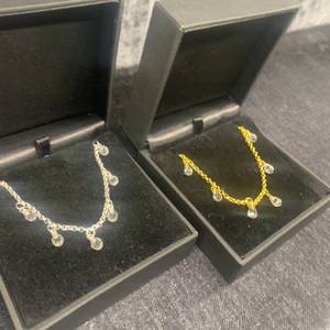 Maria Nilsdotter halsband som ej säljs längre🤍🖤🤍 - Fint guldigt halsband från Maria med vita stenar, bra skick!!!! Typ helt oanvänt för är en silverperson❤️ säljs inte längre🙈🙈 Självklart får man box med❤️‍🩹 Nypris 5000