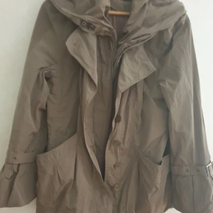 Dixie coat kappa M - Superfin jacka kappa med dubbelknäppning dragkedja och knappar väldigt dekorativt passar både vår och höst. 
