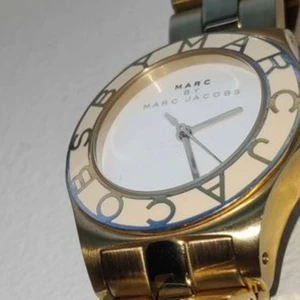 Klocka - Marc Jacobs  - Marc by Marc Jacobs klocka.  Har provat den 1-2 gånger men aldrig använt. Minimal defekt på glas som syns  med stark ficklampa, därav priset. Ingår extra delar för att ändra storlek.   Kan mötas upp i både Stockholm och Uppsala.