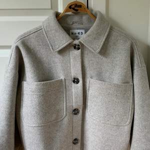 En jättefin jacka jag köpte i våras, säljer den pga att jag har köpt en ny jacka till hösten. Sista bilden är tagen från hemsidan i en annan färg, jackan är grå.💗Nypris är 879
