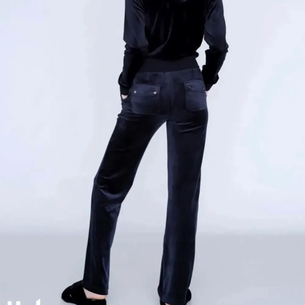 Säljer nu dessa så fina juicy couture byxorna i marinblå storlek xs! Det är helt i nyskick och inte använda mycket alls! Säljer på grund av att de är lite stora och har ett annat par i en mindre storlek💕skriv för fler bilder eller ev frågor! . Jeans & Byxor.
