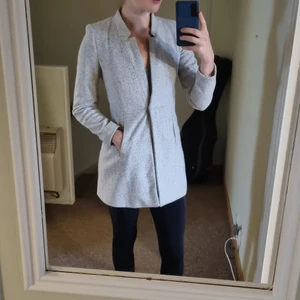 Höstjacka Zara - Snygg jacka från ZARA, följer kroppen fint. Endast anvönd fåtal ggr. 