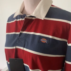 Dickies tröja  - Helt ny Randing dickies tröja, storlek S men enligt mig är den lite större. original pris är 700kr men jag säljer för 200kr, kan frakta men kan också mötas upp och lämna över i Trollhättan, Vänersborg, Mellerud, Uddevalla:)