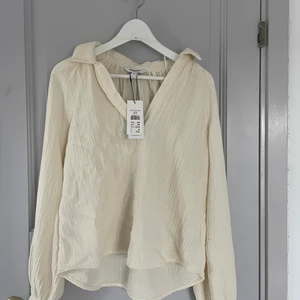 Helt ny fin tröja - Köpt för ca 2 veckor sen på kapphal för 399kr helt oanvänd. Säljer för 250kr 