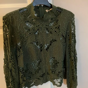 Blus från Zara - Oanvänd blus från zara. Jätte fin till hösten. 