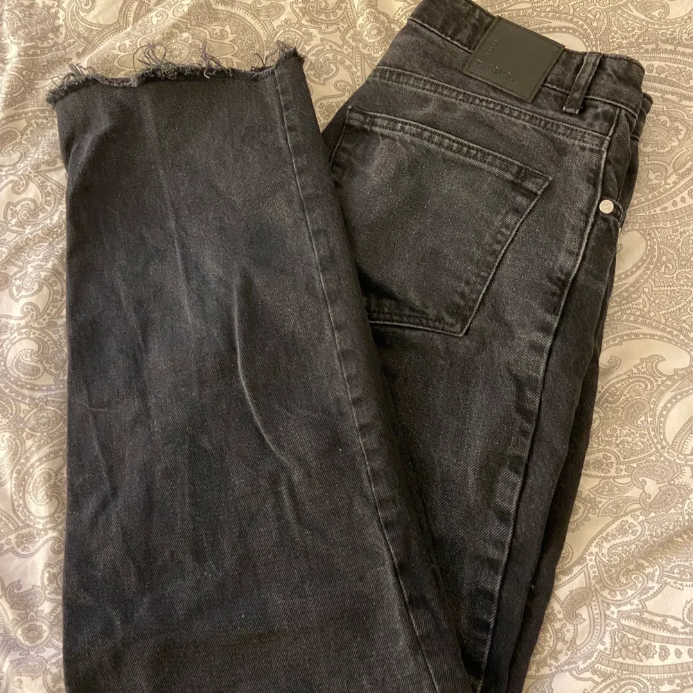 Säljer mina svarta jeans från bikbok i storlek 29💗 köpta för 599. Jeans & Byxor.