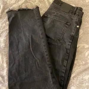Säljer mina svarta jeans från bikbok i storlek 29💗 köpta för 599