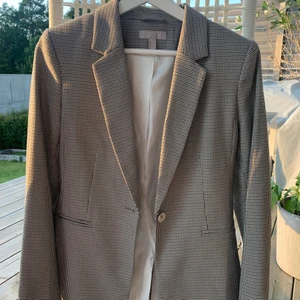 Stilren kavaj  - Säljer min älskade kavaj som sitter som en smäck på och har tyvärr blivit för liten för mig på armarna. Den är normal storlek annars. Den är i väldigt gott skick. Skriv gärna för fler bilder!! 100 kr + 66 kr frakt 🤎