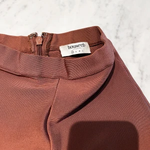 Bruna byxor från Pants House of CB - Bruna byxor från House of CB. Köpta från Bianca Ingrosso via Sellpy. Finns missfärgningar på benen (försökte ta upp kontrasterna på sista bilden så att man kan se) men syns knappt alls på kroppen.   Säljes pga inte min stil. 