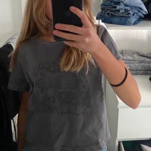 T-shirt ifrån brandy Melville - Så så fin t-shirt ifrån brandy Melville som jag inte andvänder längre💕