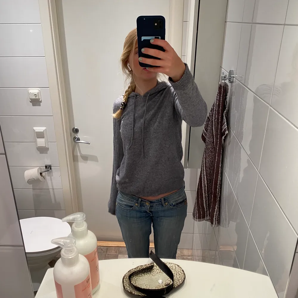 Så så fin hoodie som är helt perfekt nu till hösten! Endast använd några gånger så den är i bra skick. . Stickat.