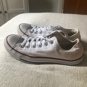 Vita converse - Säljer de här låga vita conversen. Är in princip helt nya och oanvända som ni kan se på bilderna. De är i storlek 39. Det är bara att höra av sig om ni har några frågor! Pris kan gå att diskuteras.