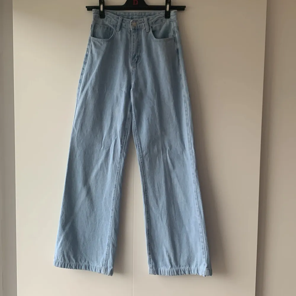 Högmidjade och vida jeans från SHEIN i storlek xs. Använda men bra skick.. Jeans & Byxor.