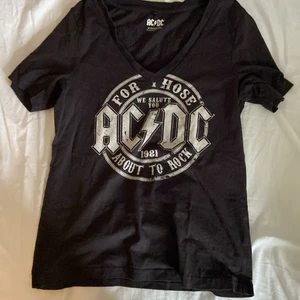 Acdc tröja - Skitcool acdc t-shirt som tyvärr inte kommer till användning❤️ 
