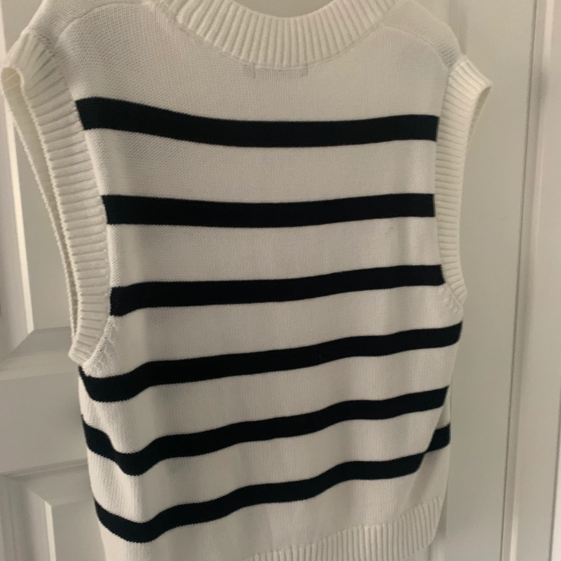 Svart och vit Väst från Bikbok  - 90