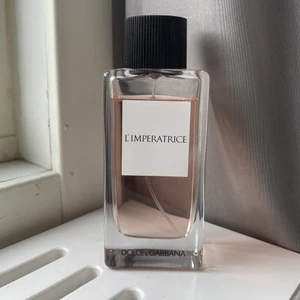 Parfym - Säljer denna parfym, luktar supergott och frakt ingår i priset💕Obs inte helt full!!