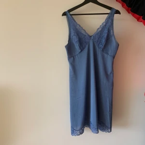 Natlinne/klänning i silkesmix - Snyggt nattlinne/klänning i silkesmix som funkar utmärkt att både klä upp och ner. Köpt i italien. Trendigt! Jag har storlek S men klänningen passar S-M då den är töjbar samt beroende på hur du vill att den ska sitta💕  Köparen står för frakt