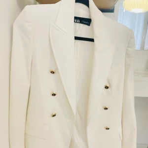 Vit billig kavaj  - Kavajen är använd ett par gånger. Men har tagit hand om den väldigt bra så den är i god skick. Säljer den för att jag inte längre använder den. Den står i garderoben. Skulle helst vilja bli av med allt nu när ja ska flytta. Skriv!!!! 