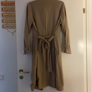 Höst och vår kappa aldrig använd storlek S, 150 kr - Helt ny höst kappa/trenchcoat storlek S. Säljer för 150 kr 